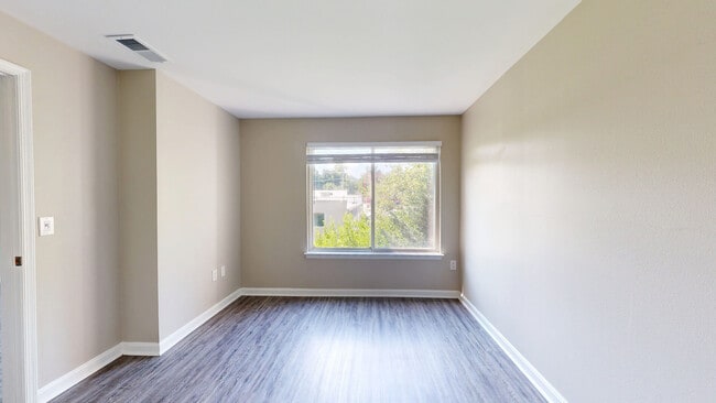 Interior Photo - 20 Lambourne