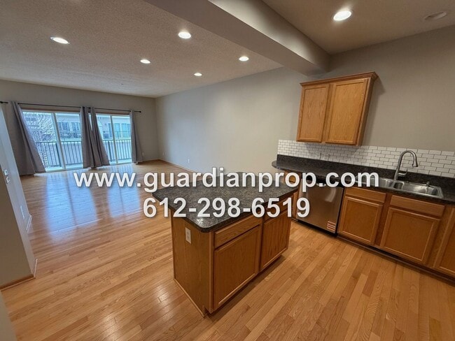 Foto del edificio - Townhouse in The Lakes of Blaine Available Now, New Appliances & Carpet, Bonus Room, Balcony