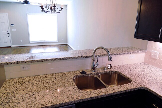 Foto del edificio - 907 Somerville Ct