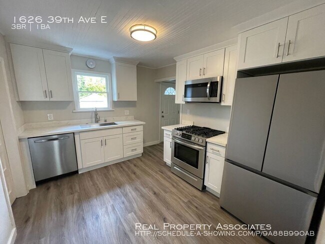Building Photo - Vintage Madison Park Home