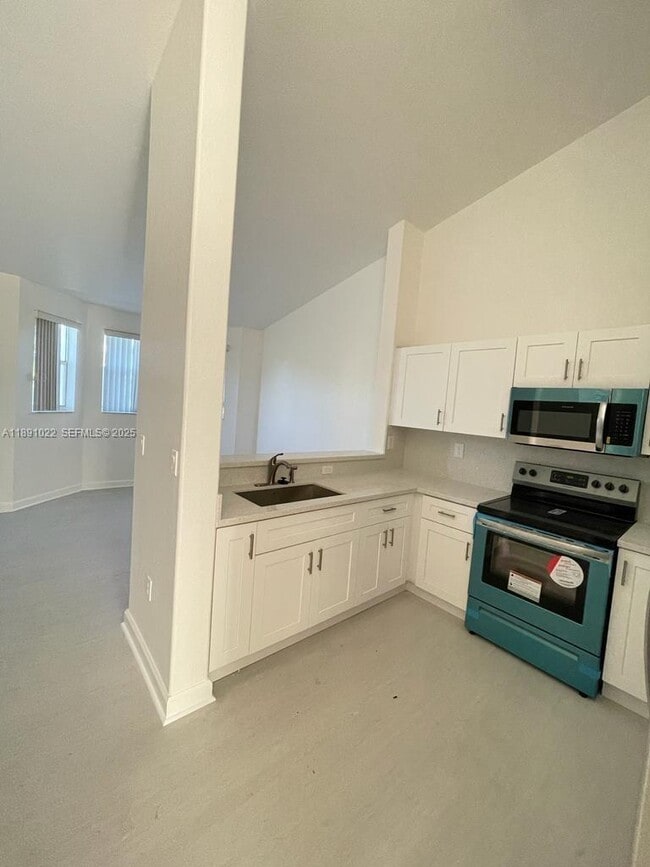 Building Photo - 2903 SE 17th Ave