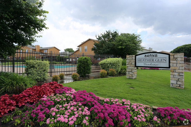 Foto del edificio - Heather Glen Townhomes Phase II