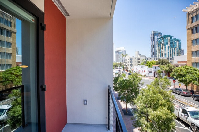1BR, 1 BA - 643SF - 4th and J