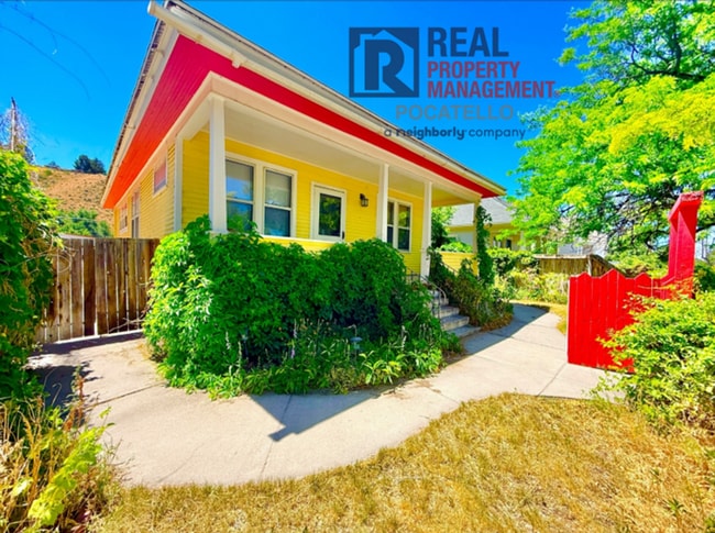 Building Photo - 4 bedroom 2 bathroom home