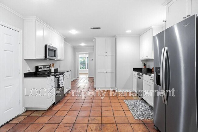 Building Photo - 3528 Rogers Ave