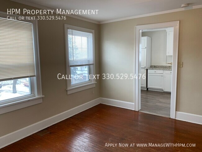 Building Photo - Upstairs Two Bedroom Apartment!