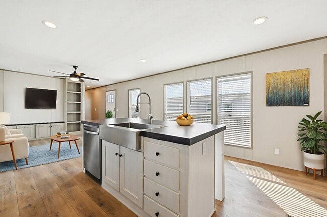 Building Photo - 1606 Fox Dr