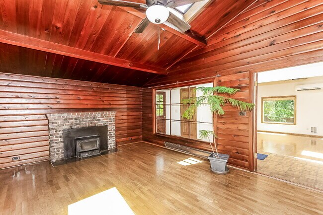 Foto del edificio - Charming Enatai Craftsman Near Lake Washington – 3BR/2BA- AVAILABLE NOW!