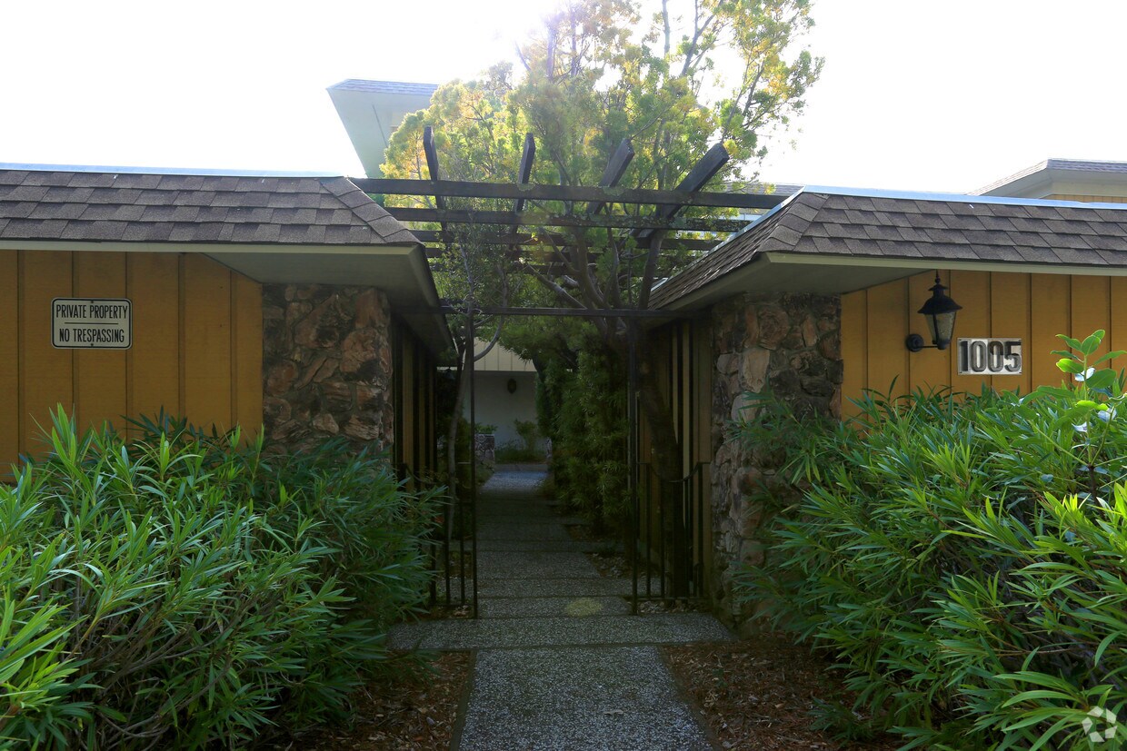 Entrada - 1005 S Eliseo Dr
