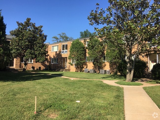 North Webster Gardens Apartments for Rent with a Yard - Saint Louis, MO ...