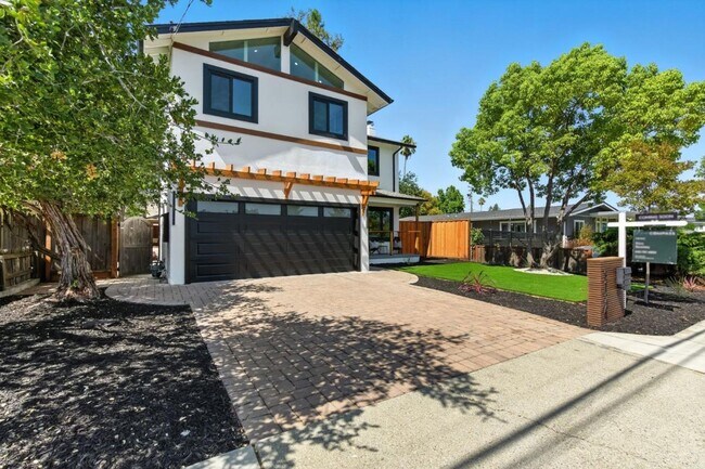 Foto del edificio - Refined Redwood City Living: Exquisitely R...