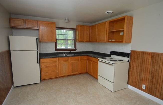 Building Photo - Spacious 4 Bed 2 Bath Duplex! Garage and A...