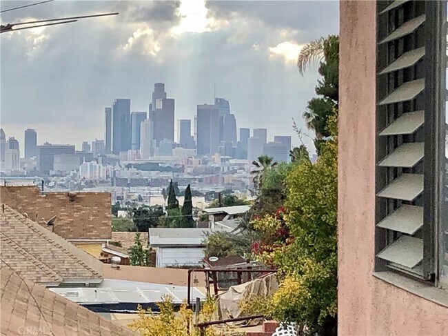 Building Photo - 567 E Avenue 28