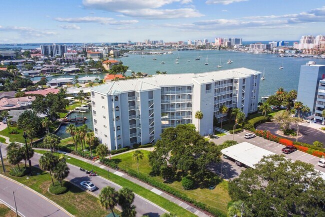 Building Photo - Gorgeous Waterfront condo on Island Estate...