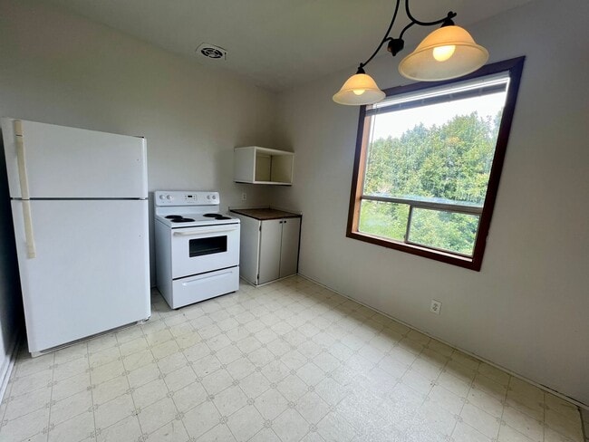 Foto del edificio - Charming 3-Bedroom Home with Backyard & Patio