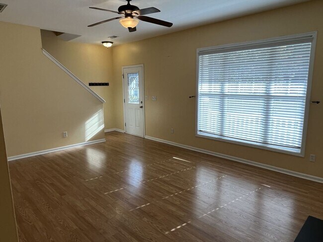 Building Photo - 3 Bedroom Corner Lot home with Great Backy...