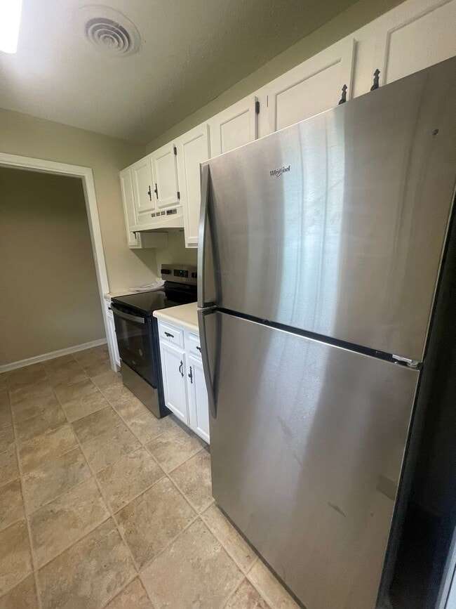 Building Photo - Great Location to Local Amenities