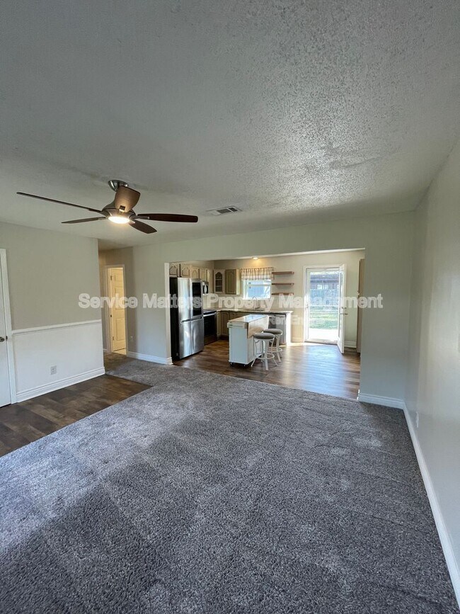 Foto del edificio - 5057 Pennington Ln