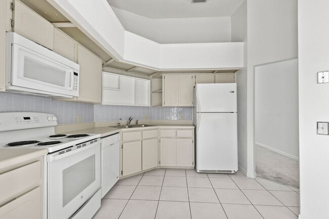 Building Photo - Super Cute Townhome in Gated Community wit...