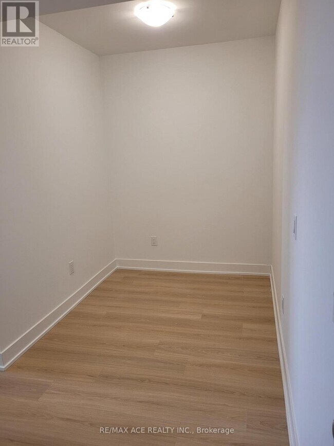 Photo du bâtiment - 2545 Simcoe St N