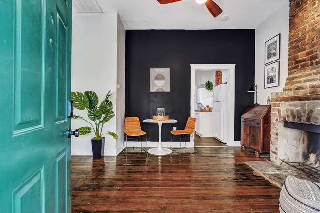 Foto del edificio - 305 W Waldburg Ln