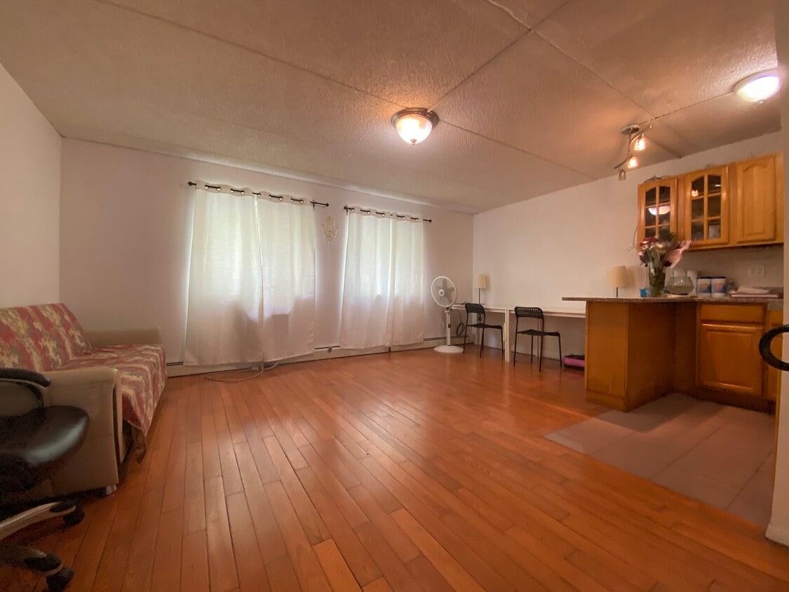 3355 13th St Astoria NY 11106 Townhome Rentals in Astoria NY