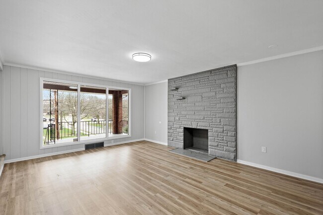 Foto del edificio - A MUST SEE!! NEWLY RENOVATED 3 BEDROOM 2 B...