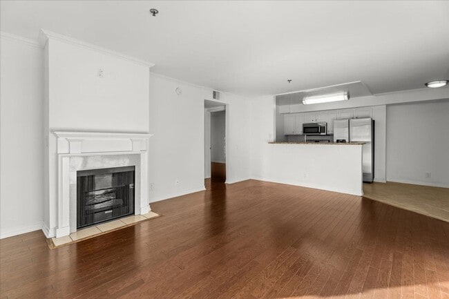 Foto del edificio - Bright 3-Bedroom Condo with Balcony and Fi...