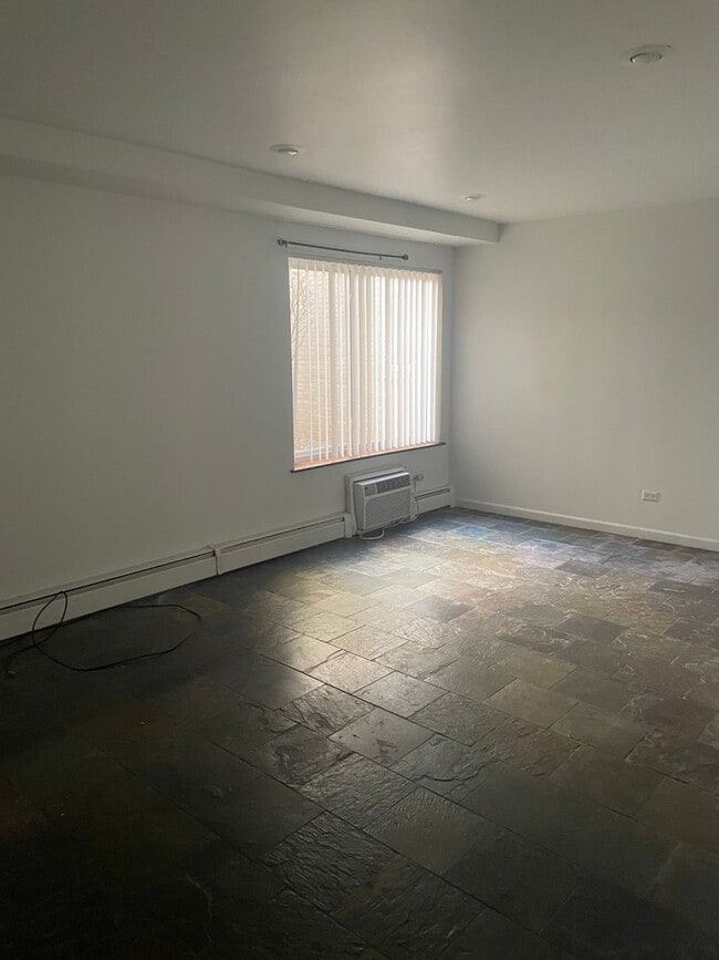 Foto del edificio - Charming 2BR Condo in Oak Park