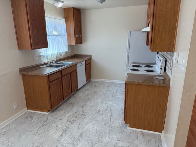 Building Photo - 2225 Hillsborough Ct