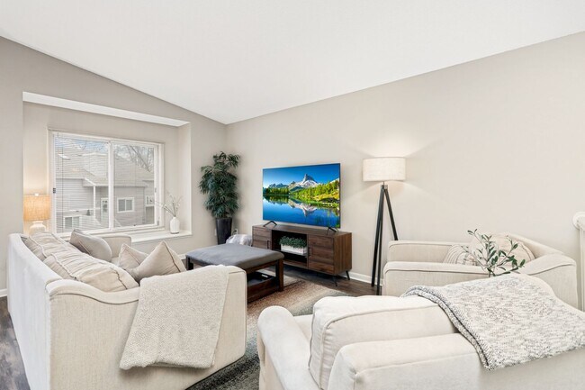 Foto del edificio - 3 bd, 2 bathroom, 2 car garage two level end unit town home