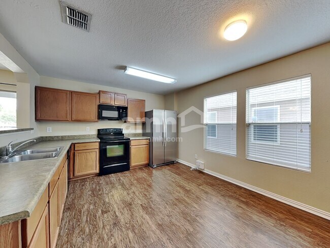 Building Photo - 9314 Silver Vis