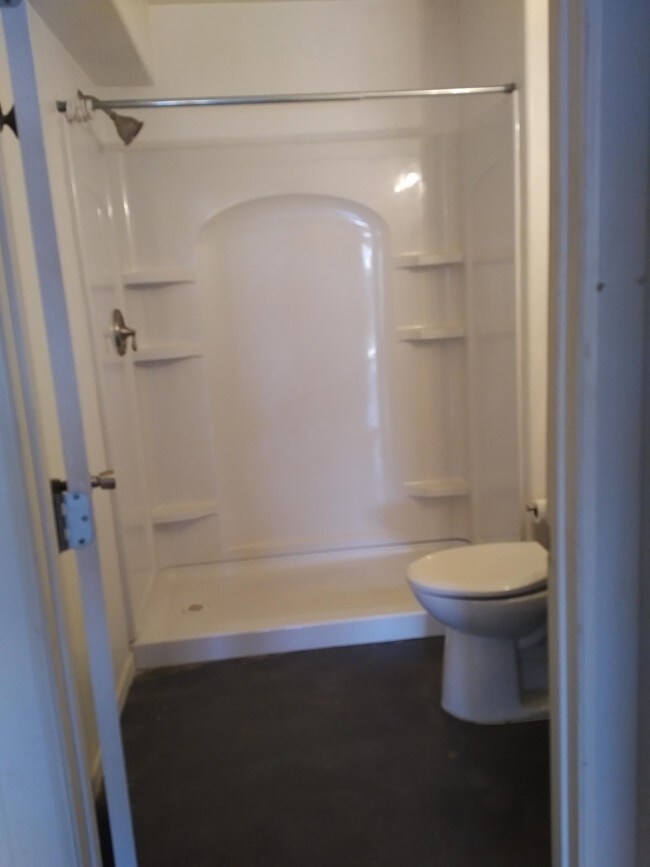 Ducha - 1418 S Stanley Pl