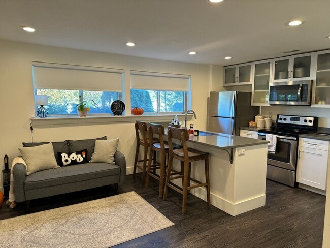Building Photo - Beautiful contemporary basement Studio in ...