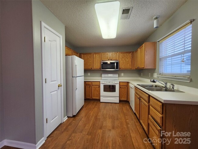 Building Photo - 6830 Babbling Brook Ln