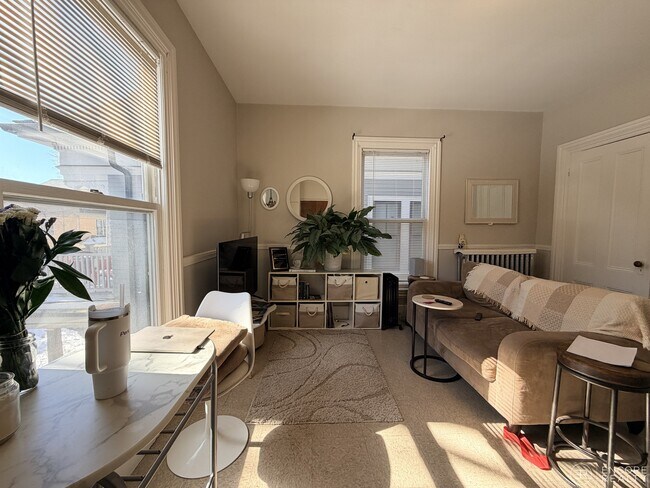 Foto del edificio - 8A Forest St. Unit 2R