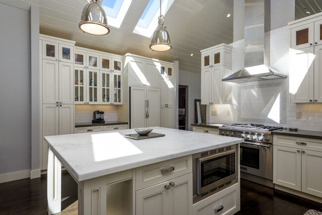 Building Photo - Furnished Downtown Palo Alto Modern Home with Timeless Design