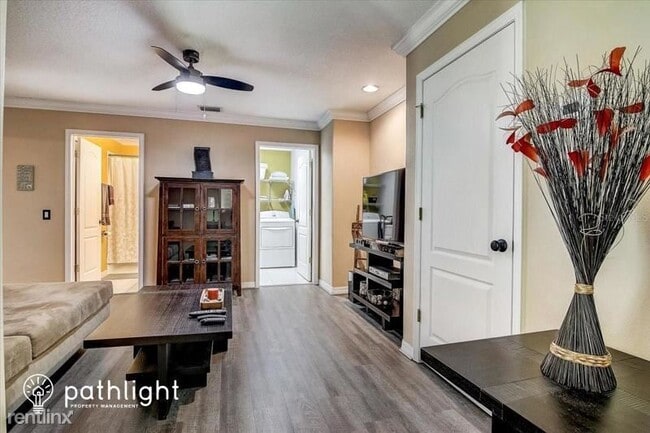 Building Photo - 4 br, 3 bath House - 1528 Mccrea Drive UNIT