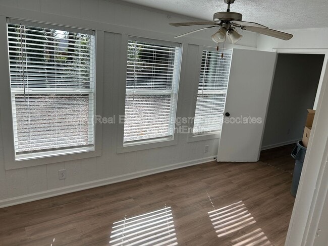 Building Photo - 216 Hillandale Dr