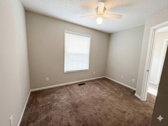 Building Photo - 912 Pineland Ave