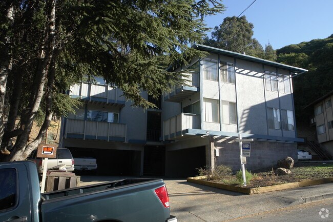 Building Photo - 8033 Greenridge Dr