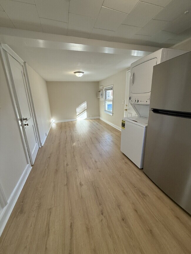 Building Photo - "Charming 1-Bedroom Apartment in a 4-unit ...