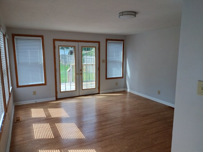 Building Photo - 404 N Carico St