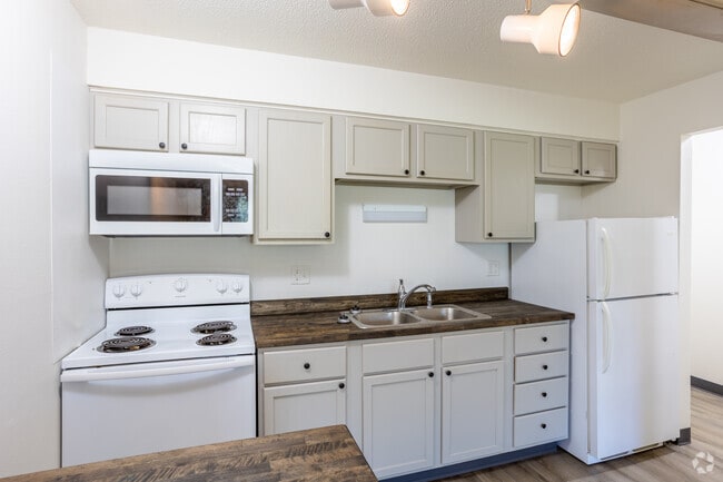 1BR, 1BA - 500SF - Kitchen - Lakewood Hills Apartments