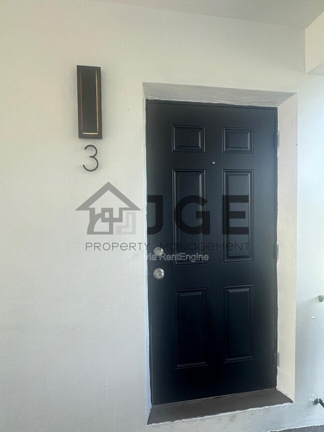 Building Photo - 3128 SW 12th Pl