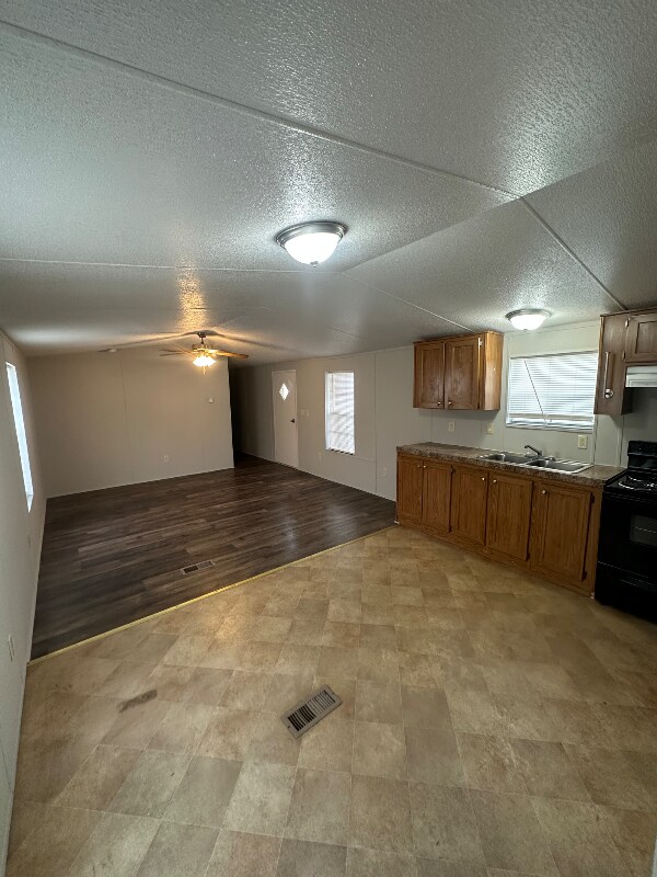 Foto del edificio - 33230 Walker Rd N