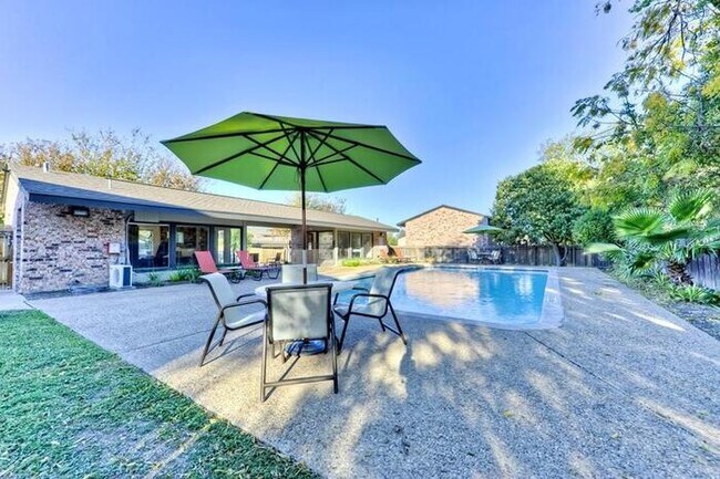 Foto del edificio - 4821 E Riverside Dr