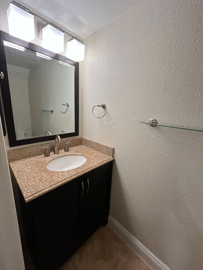 Foto del edificio - 2 Story condo in North Davis