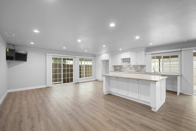 Foto del edificio - 16132 Chatsworth St
