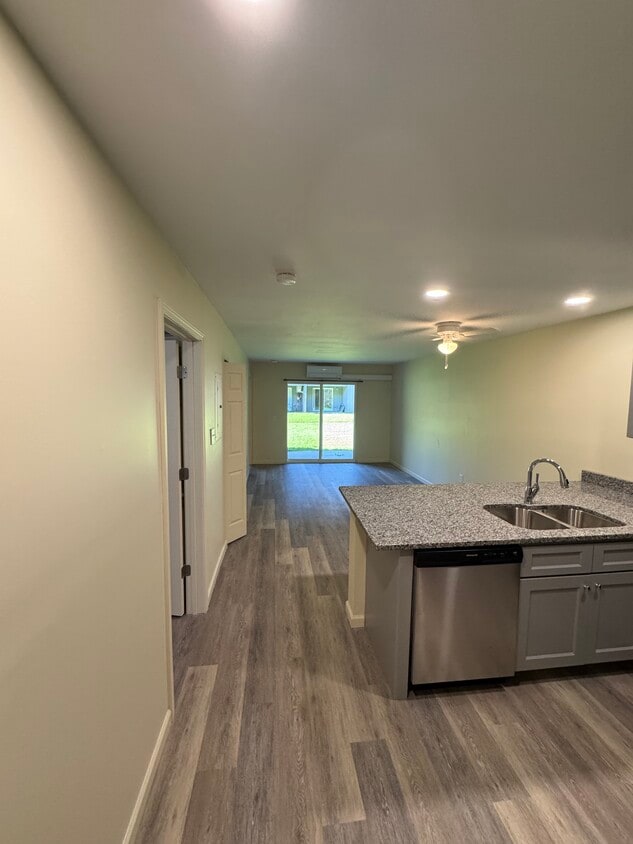 Building Photo - 475 Meadowview Dr